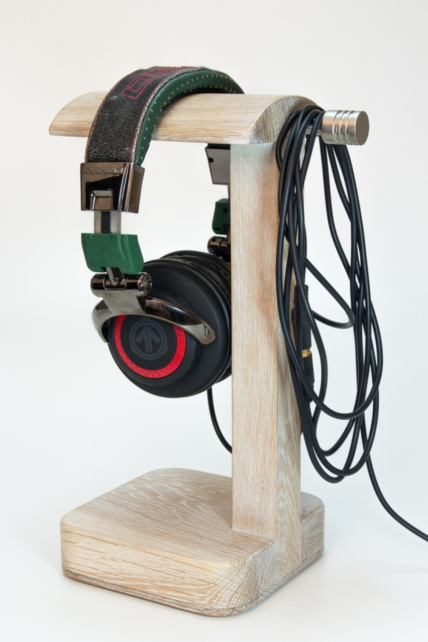 Prosty, drewniany stojak na słuchawki z "cokołem" na...