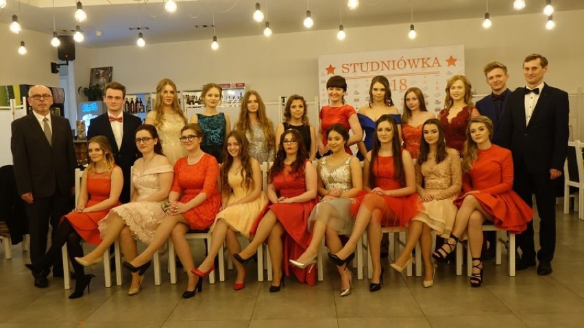 Zdjęcia grupowe uczniów wszystkich klas maturalnych z powiatu obornickiego