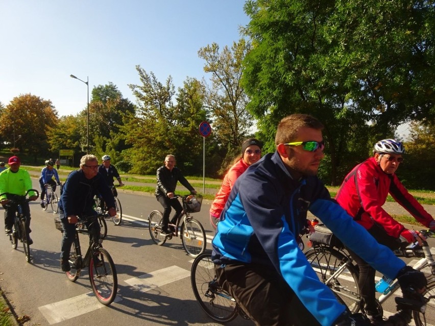 Rajd rowerowy, w którym wzięło udział około 120 osób,...