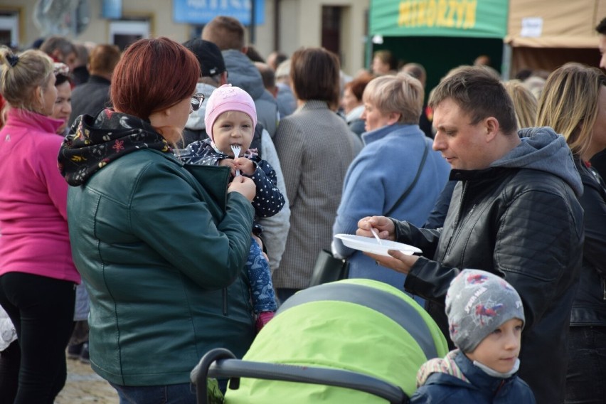 Jarmark Ochweśnicki w Ślesinie. Regionalne smakołyki i występy młodych artystów na rynku [ZDJĘCIA]