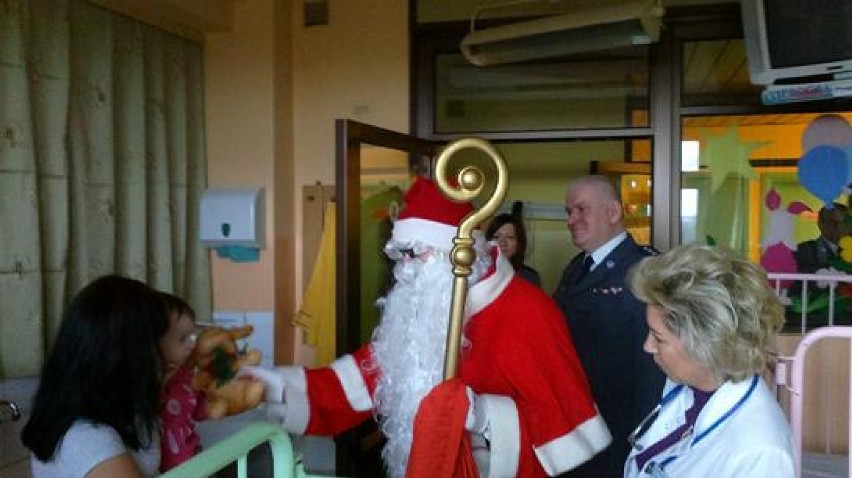 Policyjny Mikołaj w szpitalu