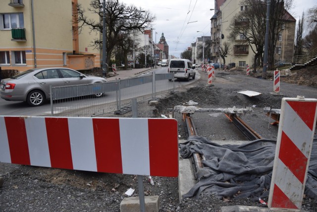 Przy skrzyżowaniu Warszawskiej z Teatralną i Cichońskiego trzeba też połączyć położone zimą tory z pozostałą częścią torowiska.