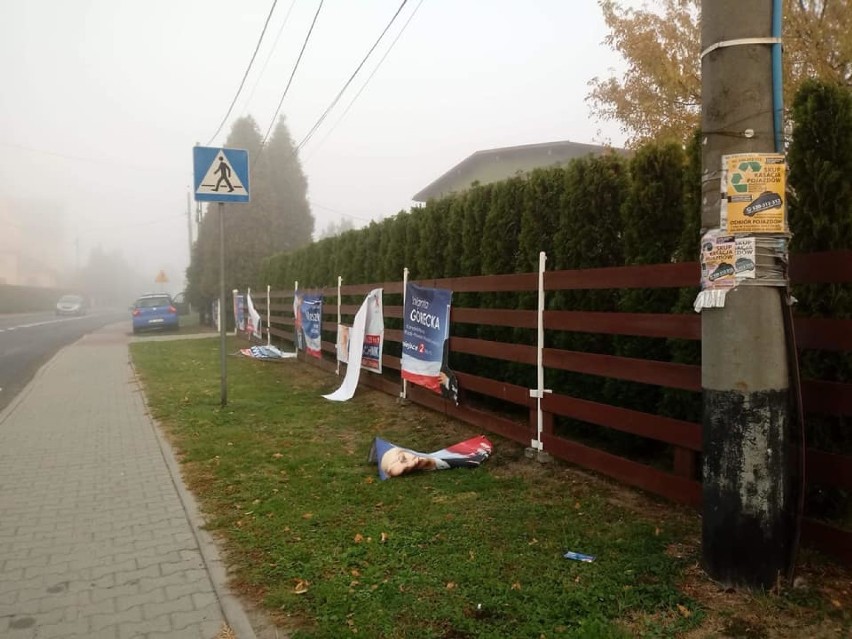 Zerwane i poniszczone banery na ulicy Wolności w Wodzisławiu...