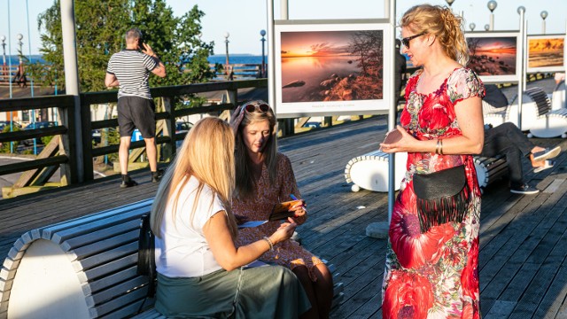 Marta Przybecka z Mrzezina i jej wystawa Chwilomoment. Na molo w Pucku zobaczymy nieznaną Bekę, Osłonino, Kuźnicę, Władek