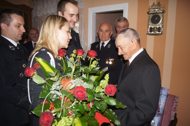 Pan Wacław Jaguś ze Strzałkowa ma 100 lat, 77 lat działa w OSP