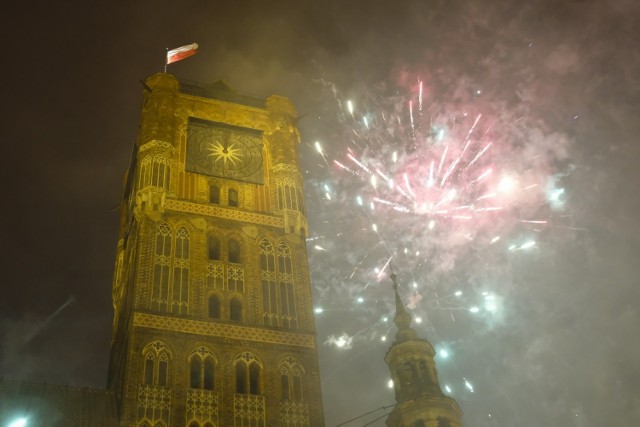 Jak co roku z wielkim hukiem przywitaliśmy Nowy Rok. Chociaż przez pandemię nie było zorganizowanej zabawy na Rynku Staromiejskim w Toruniu, to i tak tradycyjnie wiele osób przybyło do serca starówki składać sobie życzenia. Jedni opuścili tzw. domówki inni wyszli prosto z okolicznych klubów. Zobaczcie, jak było.