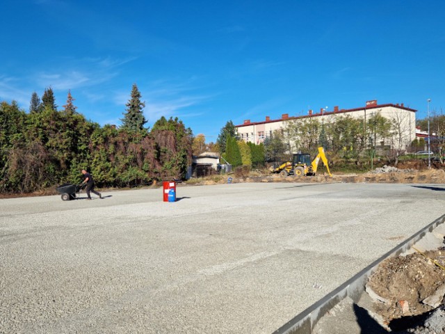 Trwa budowa boiska przy Szkole Podstawowej nr 3 w Trzebini