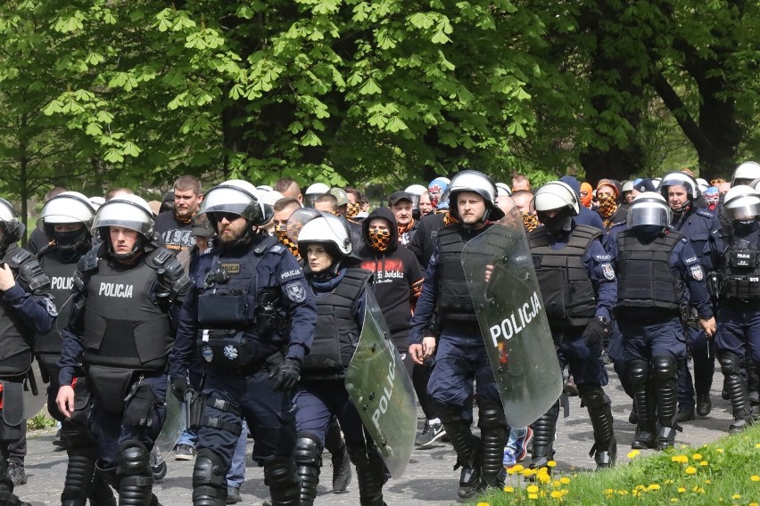 Kibice Chrobrego Głogów eskortowani na mecz z Miedzią Legnica, na trybunę nie weszli