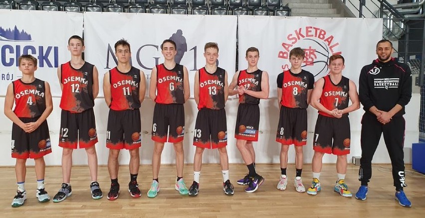 Koszykarze klubu MKS Ósemka Skierniewice w kategorii U17 wicemistrzami województwa łódzkiego