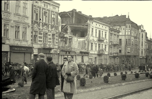 Zbombardowana we wrześniu 1939 r. kamienica przy Pl. na Bramie w Przemyślu. Do dzisiaj nie została odbudowana.