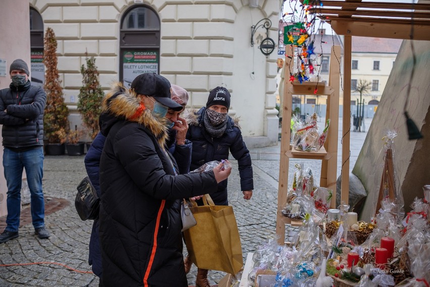 Trwa przedświąteczny Kiermasz Bożonarodzeniowy na ul....