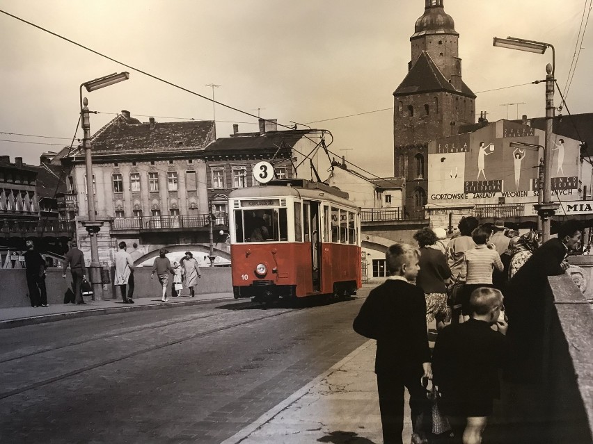 Meblościanka, pralka Frania, szklanka z metalowym...