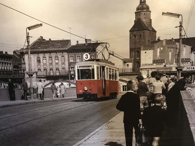 Meblościanka, pralka Frania, szklanka z metalowym "koszyczkiem" -m.in. takie eksponaty można zobaczyć na wystawie "PRL oczami Waldemara Kućki" w Spichlerzu.