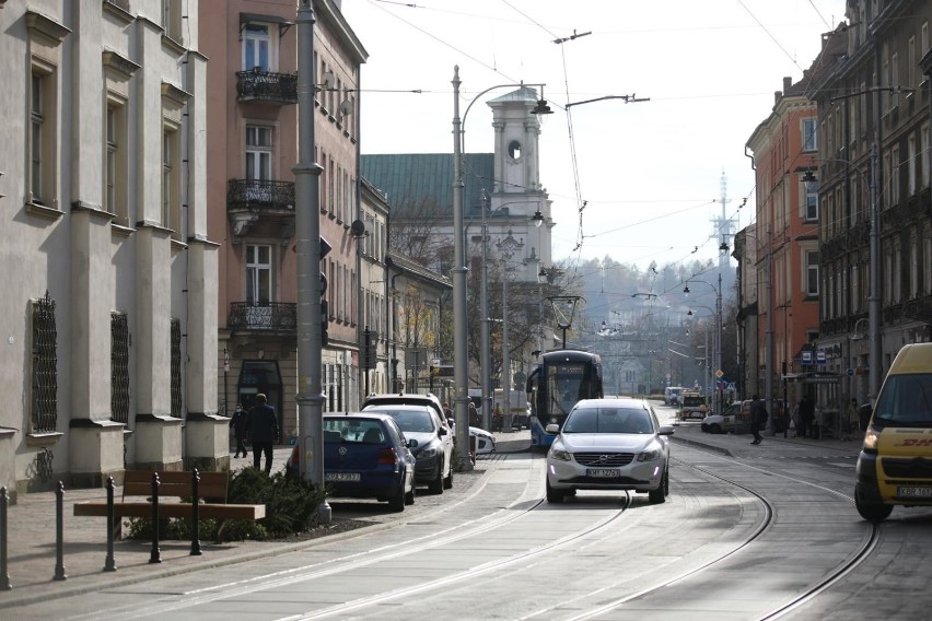 Kraków. Nie wyegzekwowali poprawek na przebudowanej ulicy Krakowskiej. Największy problem jest z płytami torowymi