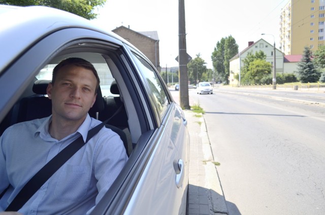 Kierowca Sebastian Sobieszczuk cieszy się z remontu ul. Warszawskiej. Jednak - jak wielu gorzowian - żałuje, że robota będzie na raty, a druga część drogi doczeka się modernizacji dopiero w przyszłym oku.