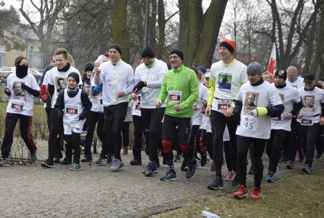 W niedzielę 3 marca w aleksandrowskim Parku Jana Pawła II wystartował Bieg Tropem Wilczym.

W imprezie uczestniczyło ponad 150 osób z Aleksandrowa Kujawskiego i okolic, a także żołnierze toruńskiego 81. Batalionu Piechoty.

Uczestnicy wystartowali na dwóch dystansach: 1963 m (bieg główny) i 11 km (bieg dodatkowy). Uroczysty sygnał do rozpoczęcia dali rycerze z Chorągwi Zaciężnej Ziemi Kujawskiej. Meta na stadionie miejskim w Aleksandrowie Kujawskim. Tam piknik i ciepły poczęstunek.

Głównym celem biegu było oddanie hołdu żołnierzom antykomunistycznego podziemia z lat 1945-1963 oraz propagowanie wiedzy o powojennej historii Polski.

Organizatorzy: Dariusz Jankowski, Urząd Miejski Aleksandrów Kujawski oraz Gmina Wiejska Aleksandrów Kujawski.


Flash Info odcinek 4 - najważniejsze informacje z Kujaw i Pomorza.

