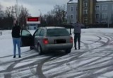 "Drifty" na parkingu koło marketu Intermarche w Radomsku zakończyły się wysokim mandatem