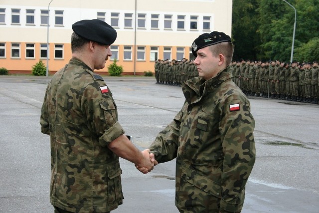 Szeregowy Łukasz Wójciak odbiera gratulacje