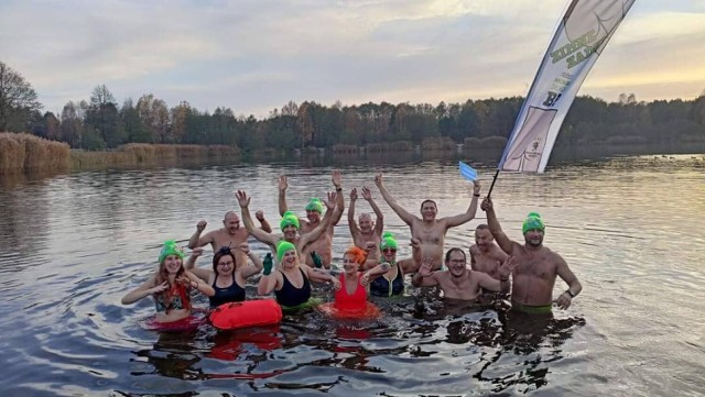 Bolące Piszczele Bełchatów grupa Nordic Walking. Grupa Zimne Zadki rozpoczęła sezon na morsowanie