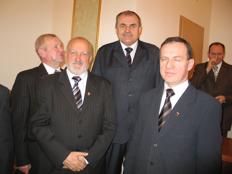 Stanisław Biernacki (z prawej) puszcza oko do swych wyborców