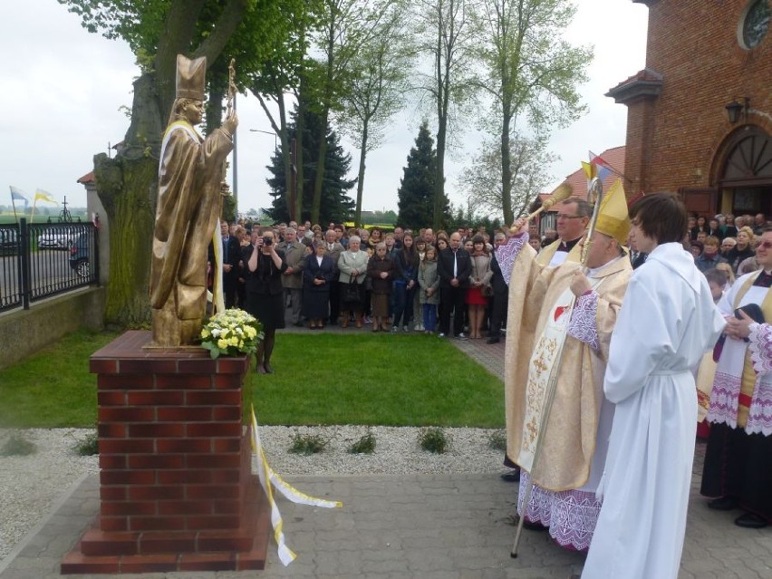 W Zdziechowie odsłonięto pomnik św. Jana Pawła II