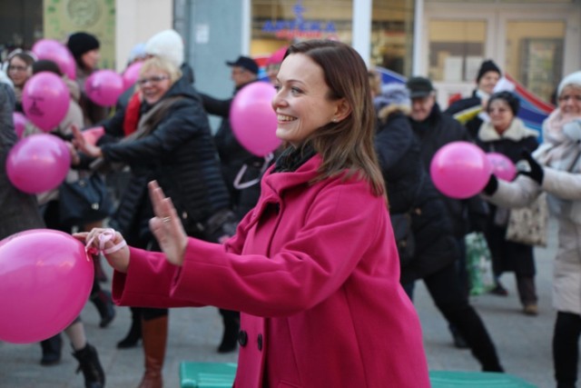 Blisko 50 osób wzięło udział w akcji znanej na świecie jako One Bilion Rising. Odbywa się ona cyklicznie, co roku w Walentynki.