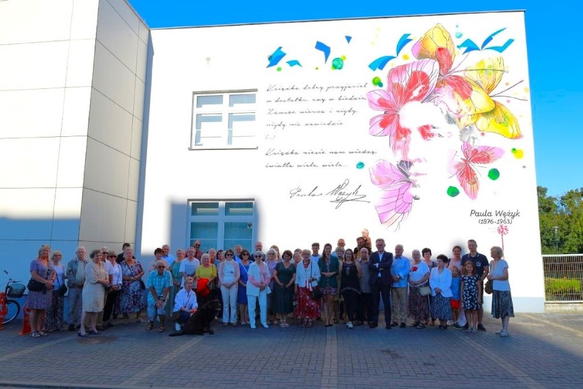 Nowy mural w Śremie odsłonięty. Paula Wężyk rozgościła się na elewacji śremskiej Biblioteki Publicznej przy ul. Grunwaldzkiej