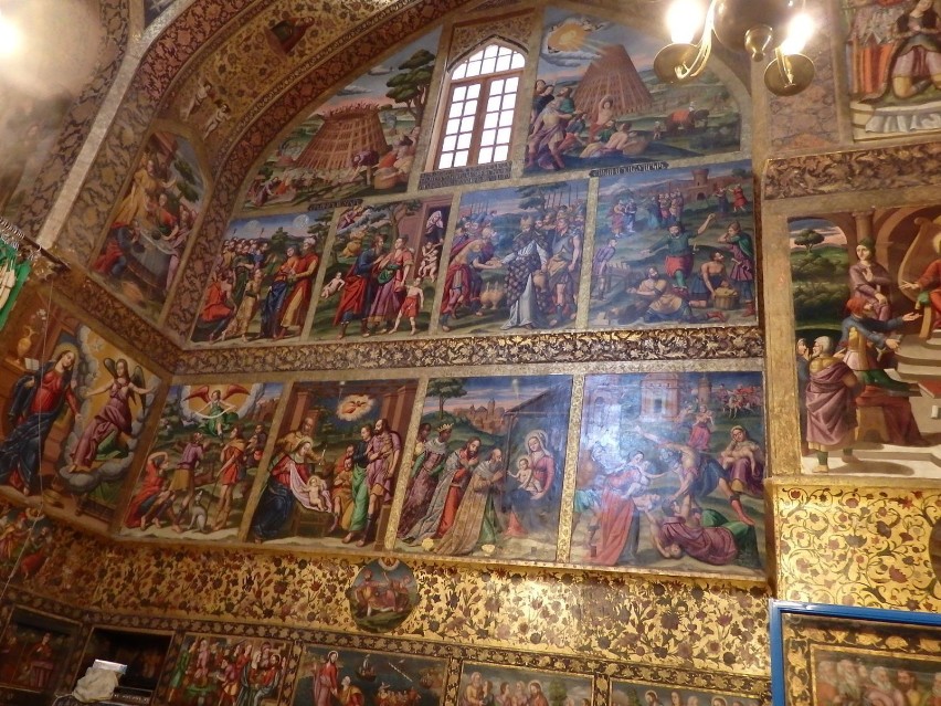 Isfahan - wnętrze ormiańskiej katedry w eleganckiej...