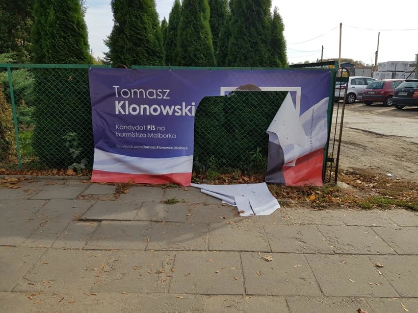Zniszczony baner Tomasza Klonowskiego