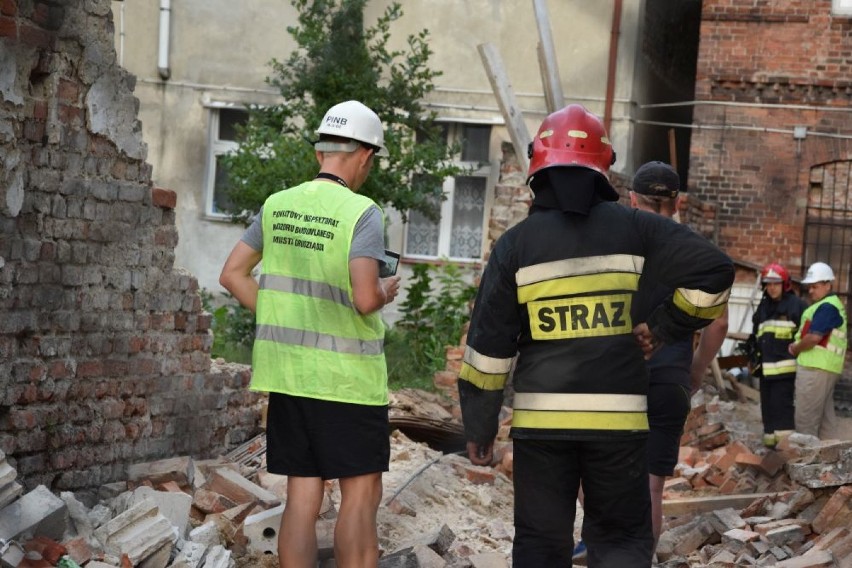 Zawalił się mur przy ulicy Toruńskiej. Strażacy przeszukiwali gruzy [zdjęcia]