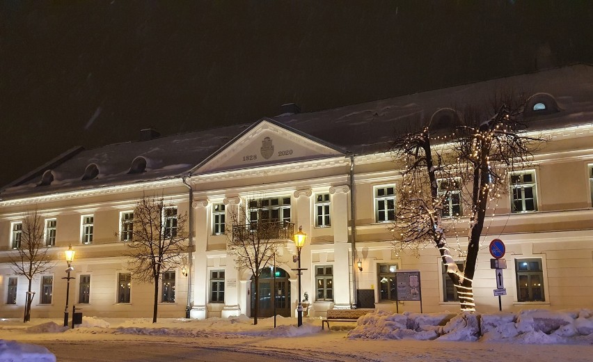 Olkusz wieczorową porą, w śnieżnej szacie, wygląda...