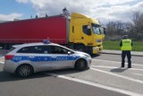 Kontrole tirów w Piotrkowie: na osiemnaście skontrolowanych ciężarówek 9 kierowców dostało mandaty
