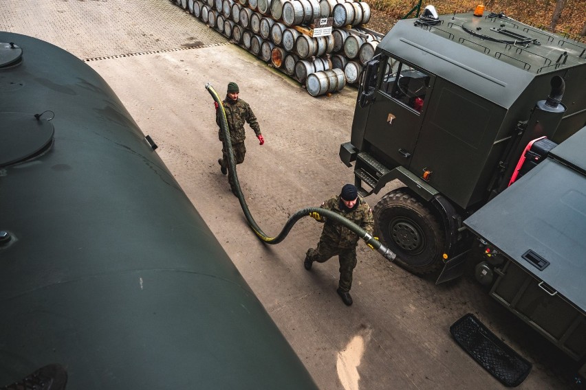 Bydgoscy logistycy na granicy z Białorusią. Nie na pierwszej linii, ale zapewniają kontenery, żywność, paliwo, drut kolczasty