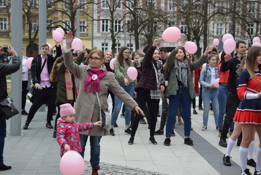 GORZÓW WIELKOPOLSKI Gorzowianie zatańczyli w słusznej sprawie. Tylko TAK oznacza zgodę, czyli One Billion Rising [ZDJĘCIA]