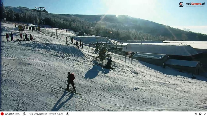 Alpejska pogoda w Beskidach. Słońce, błękit, śnieg i mróz. I mnóstwo turystów w Szczyrku, Bielsku-Białej, Wiśle i Korbielowie