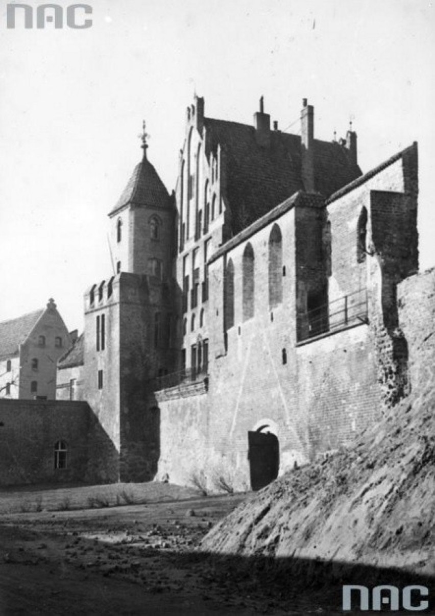 Na zdjęciu: zamek krzyżacki w Toruniu w okresie II wojny...