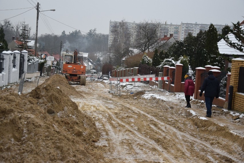 Remont ulicy Długosza trwa od sierpnia. Nie ma szans, by...