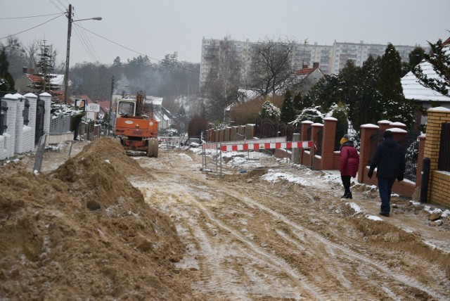 Remont ulicy Długosza trwa od sierpnia. Nie ma szans, by zakończył się do końca grudnia 2021.