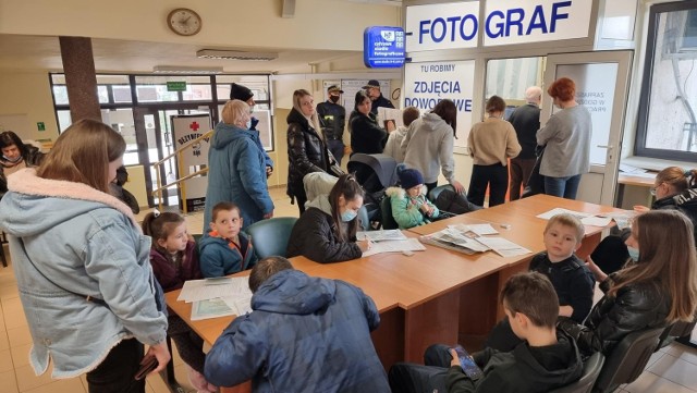 W środę, 16 marca, ruszyła rejestracja uchodźców z Ukrainy i nadawanie im numeru PESEL oraz składanie wniosków o 40 złotych na uchodźca. Od samego rana przed Urzędem Miasta Kielce przy ulicy Szymanowskiego utworzyła się dużą kolejka