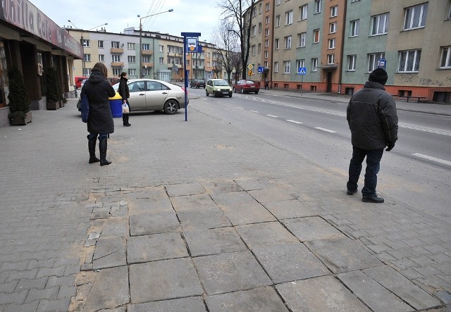 W miejscu zdemontowanego kiosku do poprawy czeka jeszcze chodnik