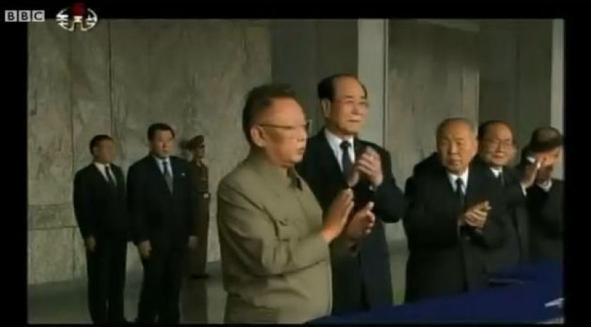 Kim Dzong Il na trybunie honorowej, w czasie wojskowej...