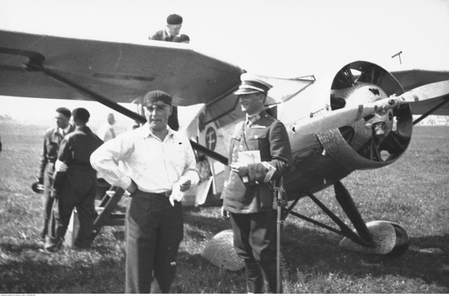 Międzynarodowe Zawody Samolotów Turystycznych (Challenge 1932) w Czyżynach. Pilot Franciszek Żwirko (w jasnej koszuli) przed samolotem w rozmowie z nadkomisarzem I. Sewińskim.