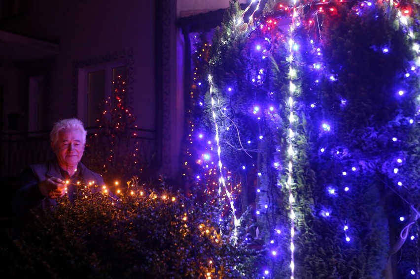 Świątecznie oświetlony dom znów atrakcją. Pan Kazimierz Knitter z Chojnic co roku przyozdabia go tysiącami światełek. Efekt jest piorunujący