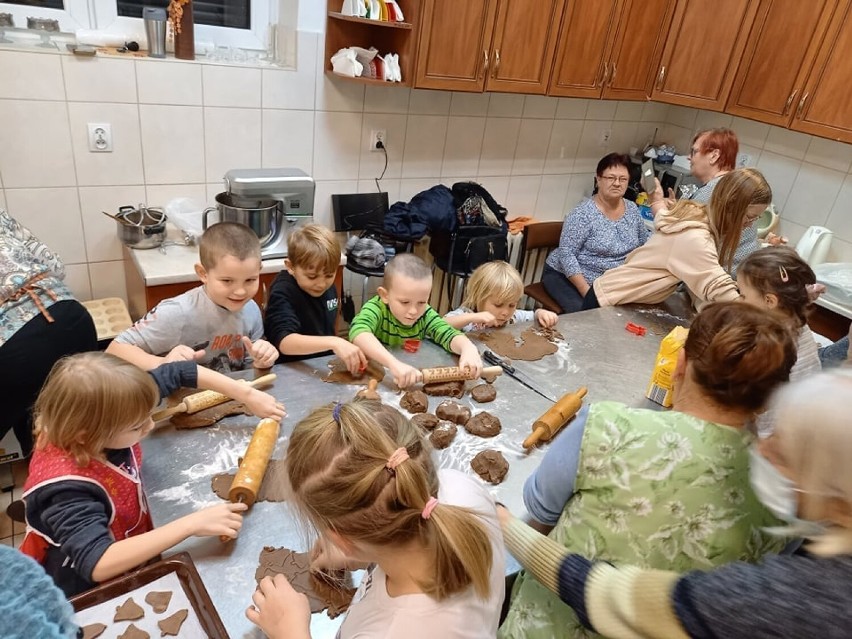 Pieczenie pierników, ubieranie choinki czyli spotkanie młodzieży z KGW Kowanówko