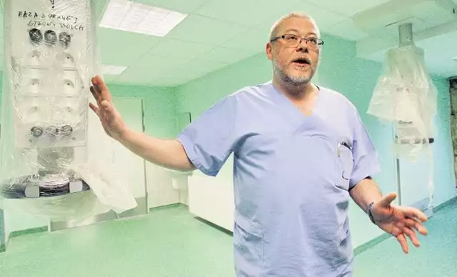 Dr Jacek Mikołajków prezentuje nowoczesne urządzenia do ratowania życia w jednej z zamkniętych jeszcze sal SOR