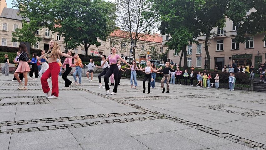Flash Mob na pl. Niepodległości w Przemyślu w wykonaniu...