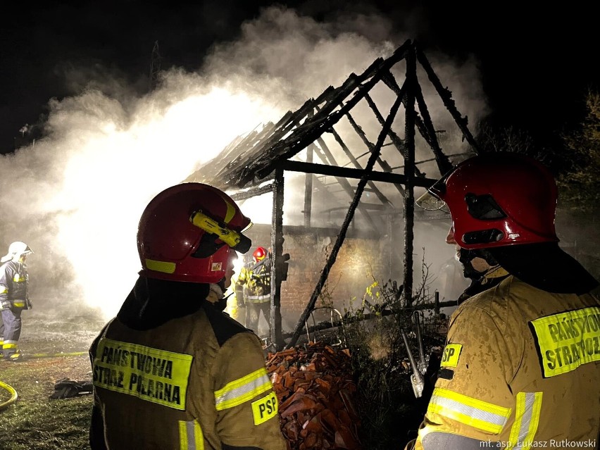 Poważny pożar budynku w Ełku. Obok znajdował się dom...