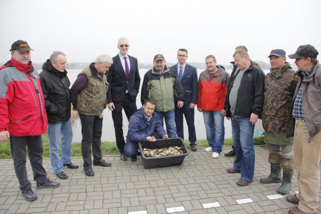 Do Zalewu Kraśnickiego wpuszczono ok. tony ryb