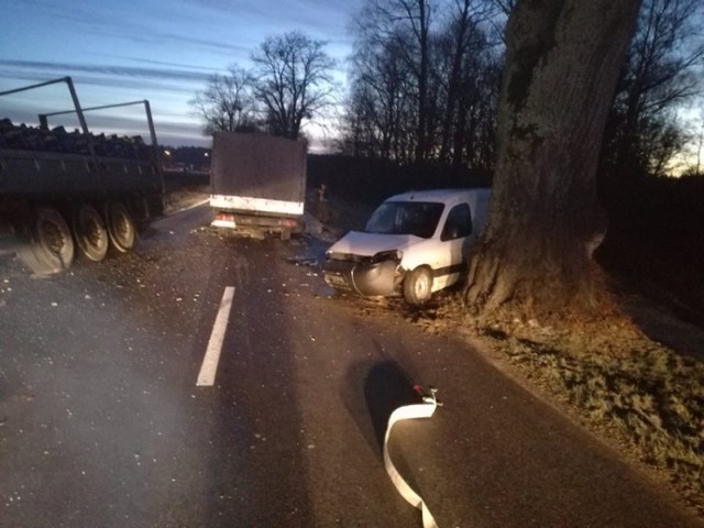 1 grudnia rano doszło do wypadku w Leźnie. Zderzyły się trzy samochody, w tym ciężarówka przewożąca butle z gazem.