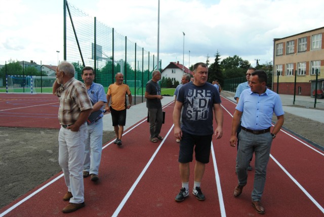 Władze samorządowe Włoszczowy odebrały w poniedziałek drugie boisko wielofunkcyjne w mieście.